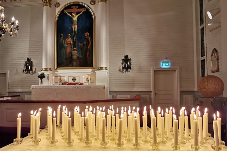 Pyhäinpäivänä sytytettiin kynttilöitä poisnukkuneiden muistoksi.